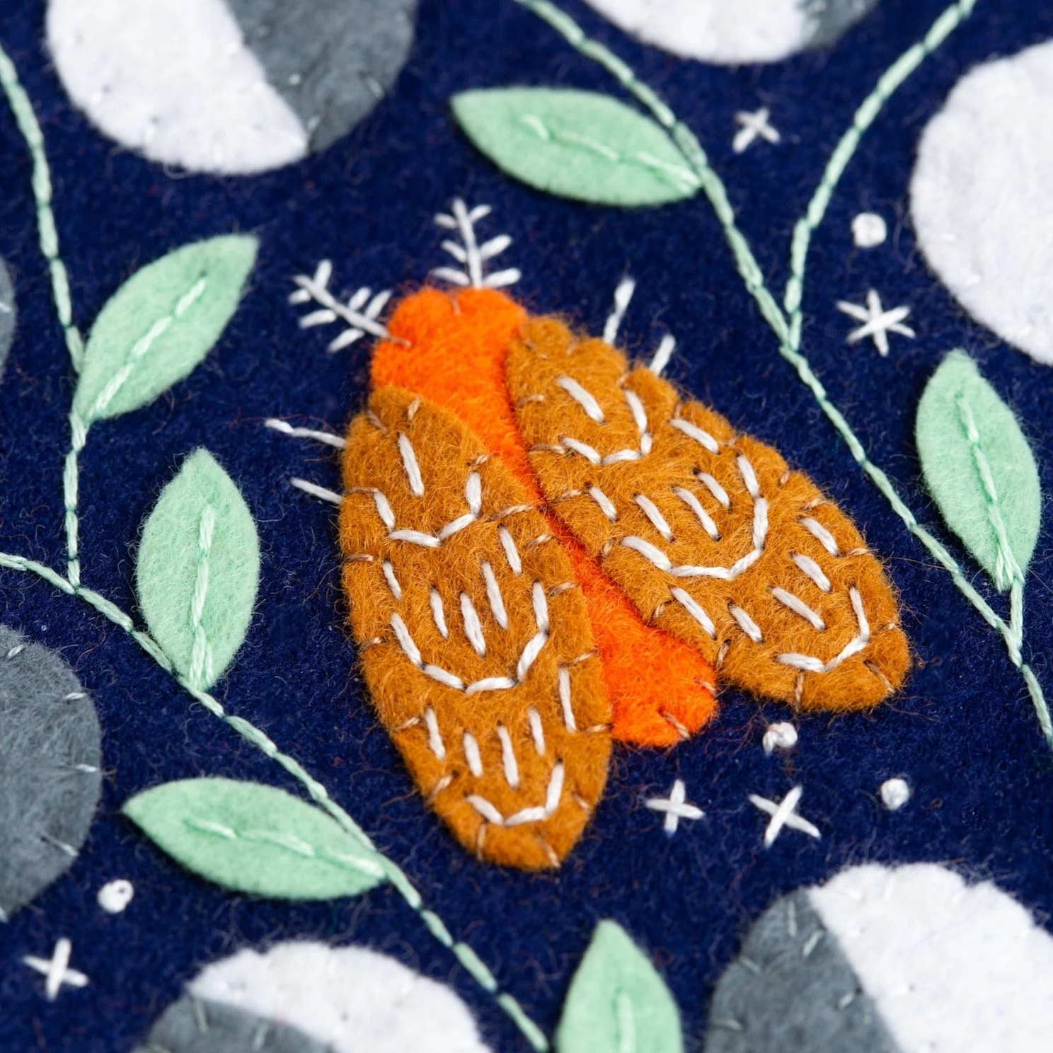 'Celestial Pennant' Moon Phases Felt Craft Kit for Beginners - Image 8