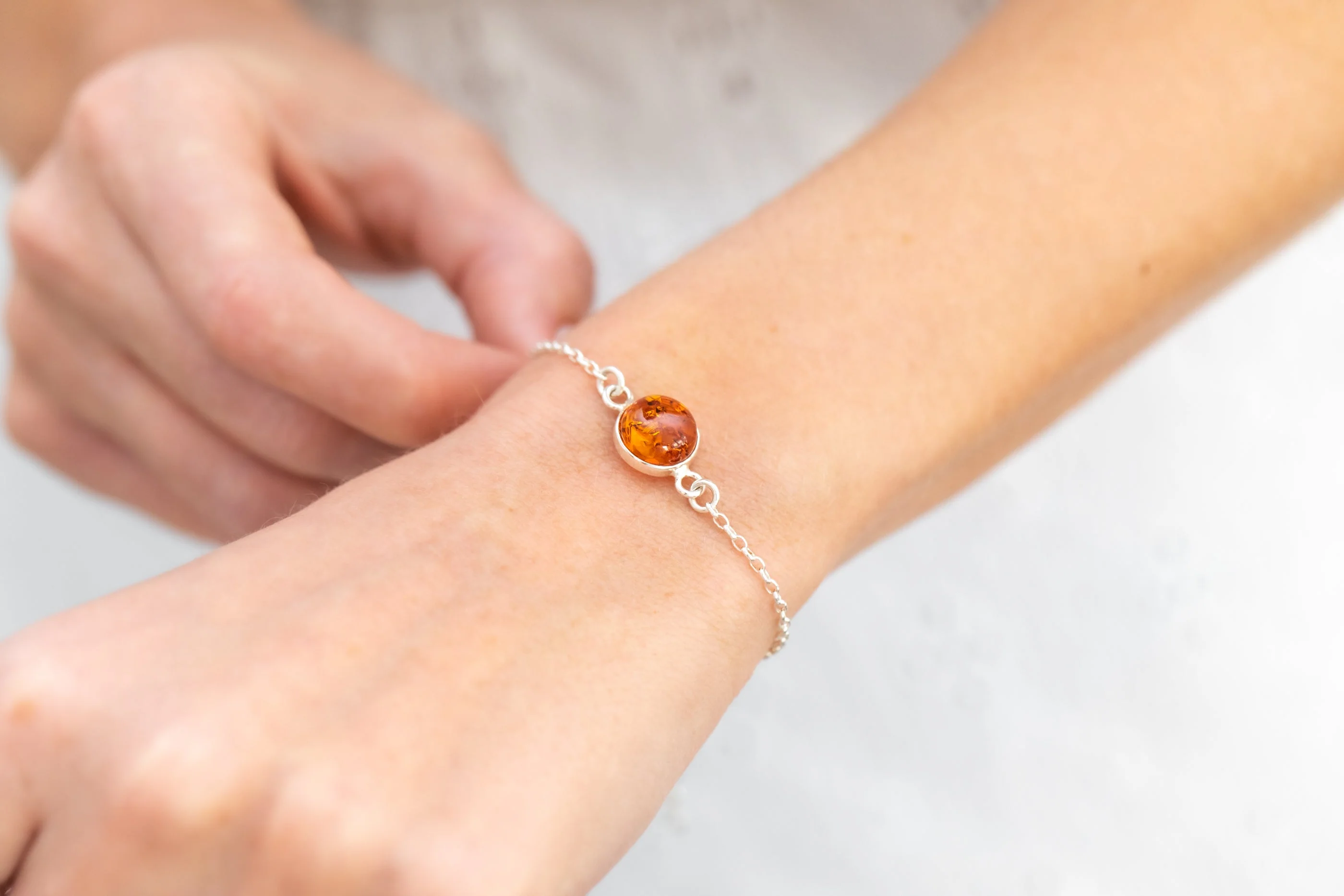 ESSENTIALS Link Chain Amber Bracelet - Image 2
