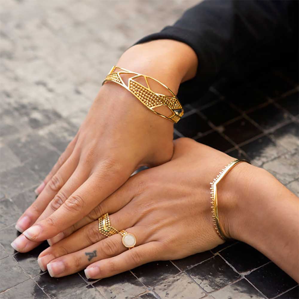 Etrusca Geometric Gold Sculptural Bangle - Image 2