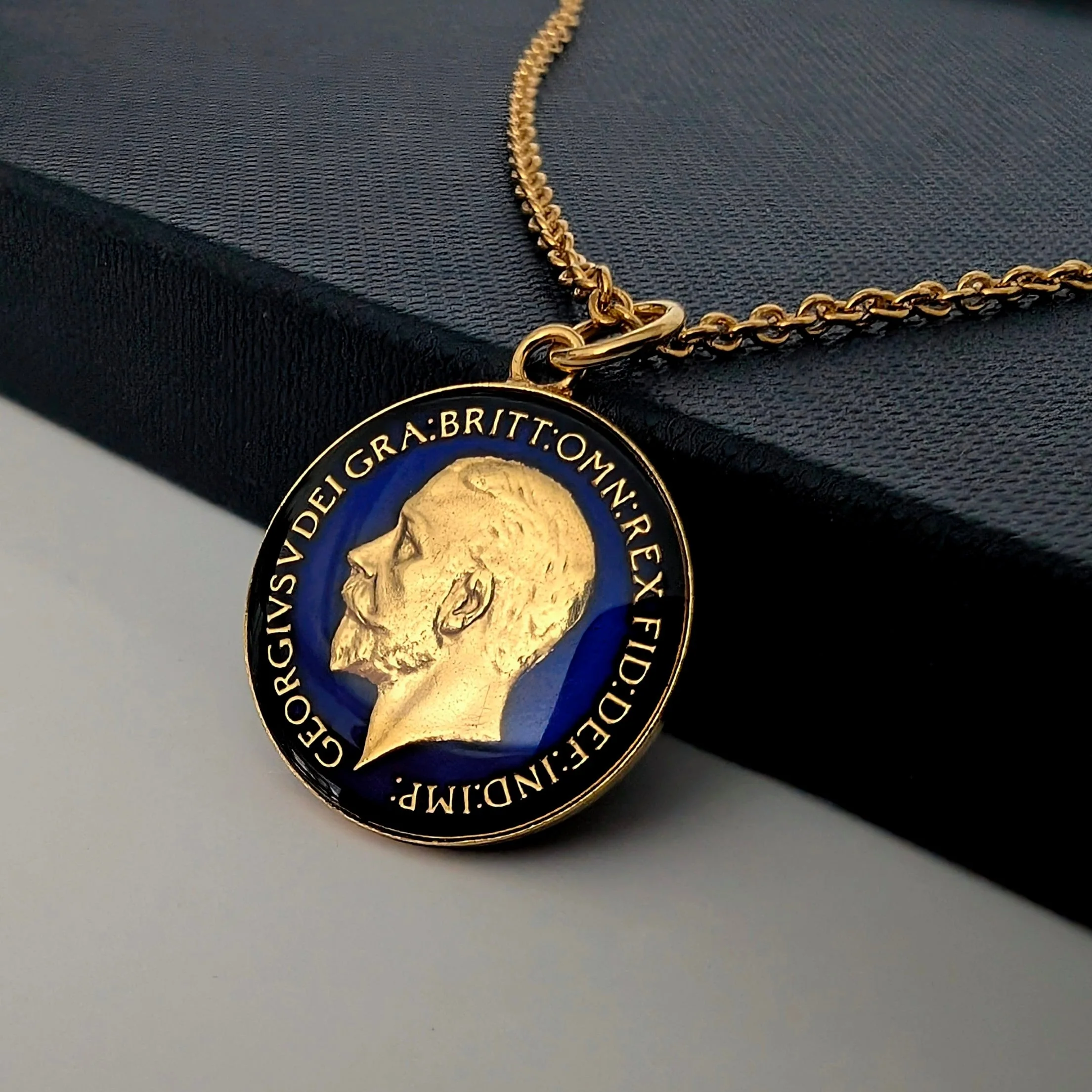 George V Farthing (1920-1936) - Britannia Design - Enamelled Coin Necklace - Image 4
