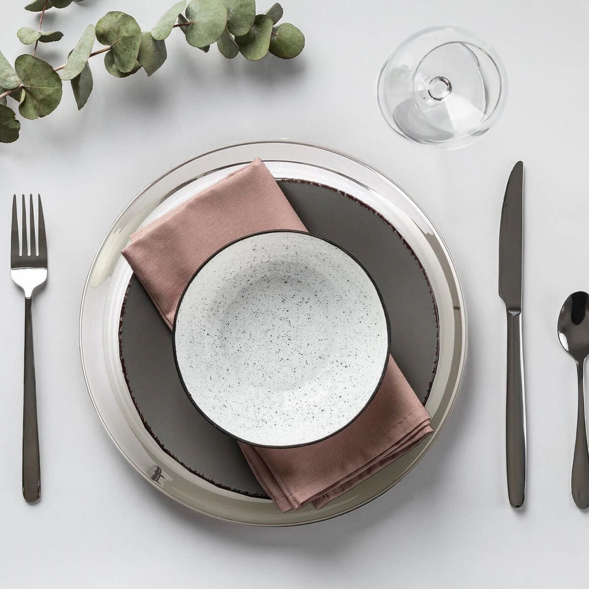 Ida Set of Four 32cm Dia Embossed Coupe Charger Plates - Image 3