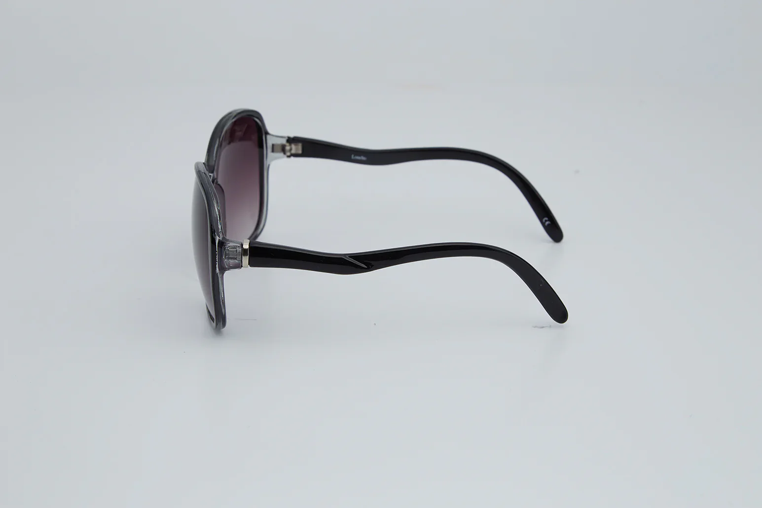 Kauri Black Sunglasses - Image 4