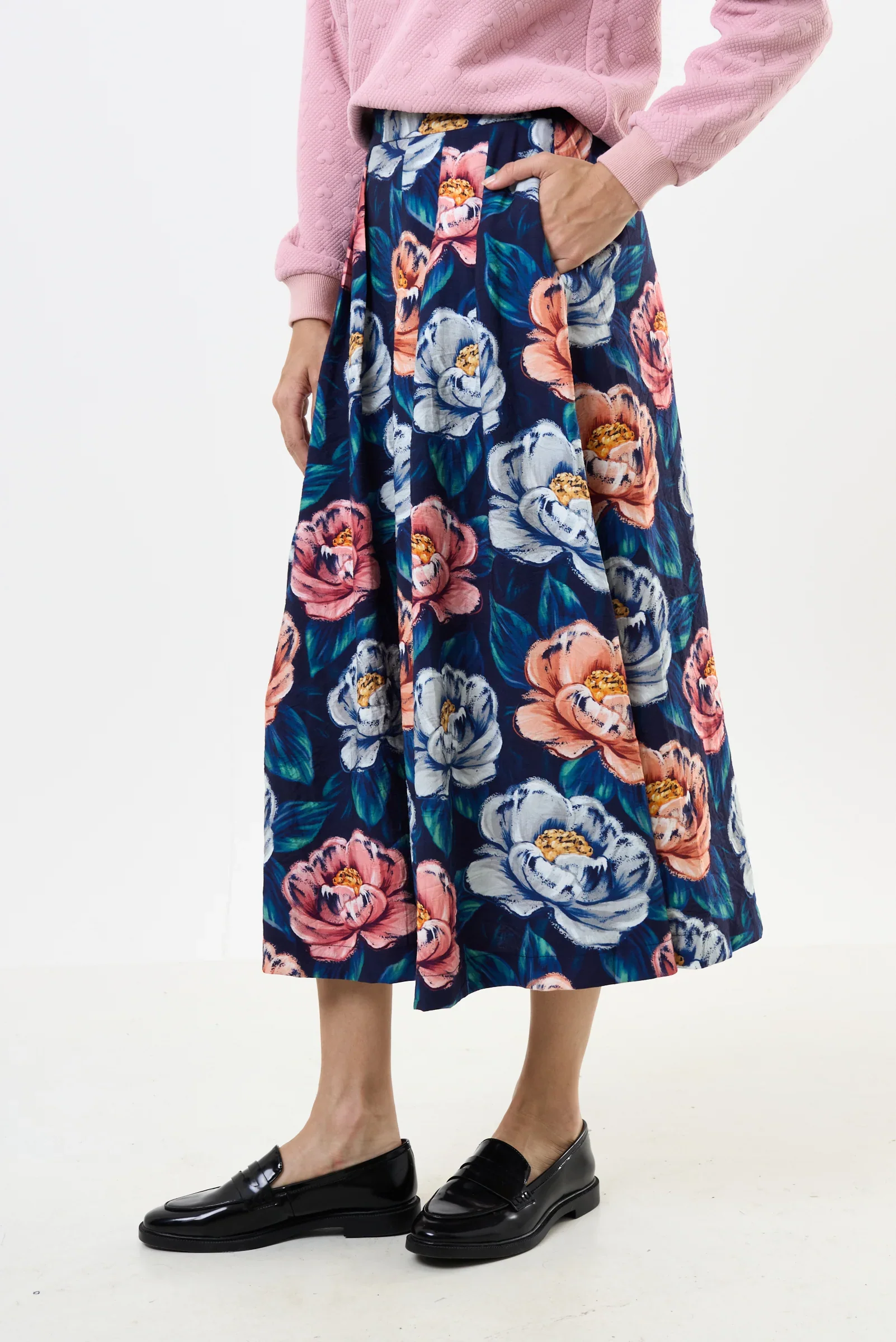 Lizea Peonies Print Pleated Midi Skirt - Navy - Image 4