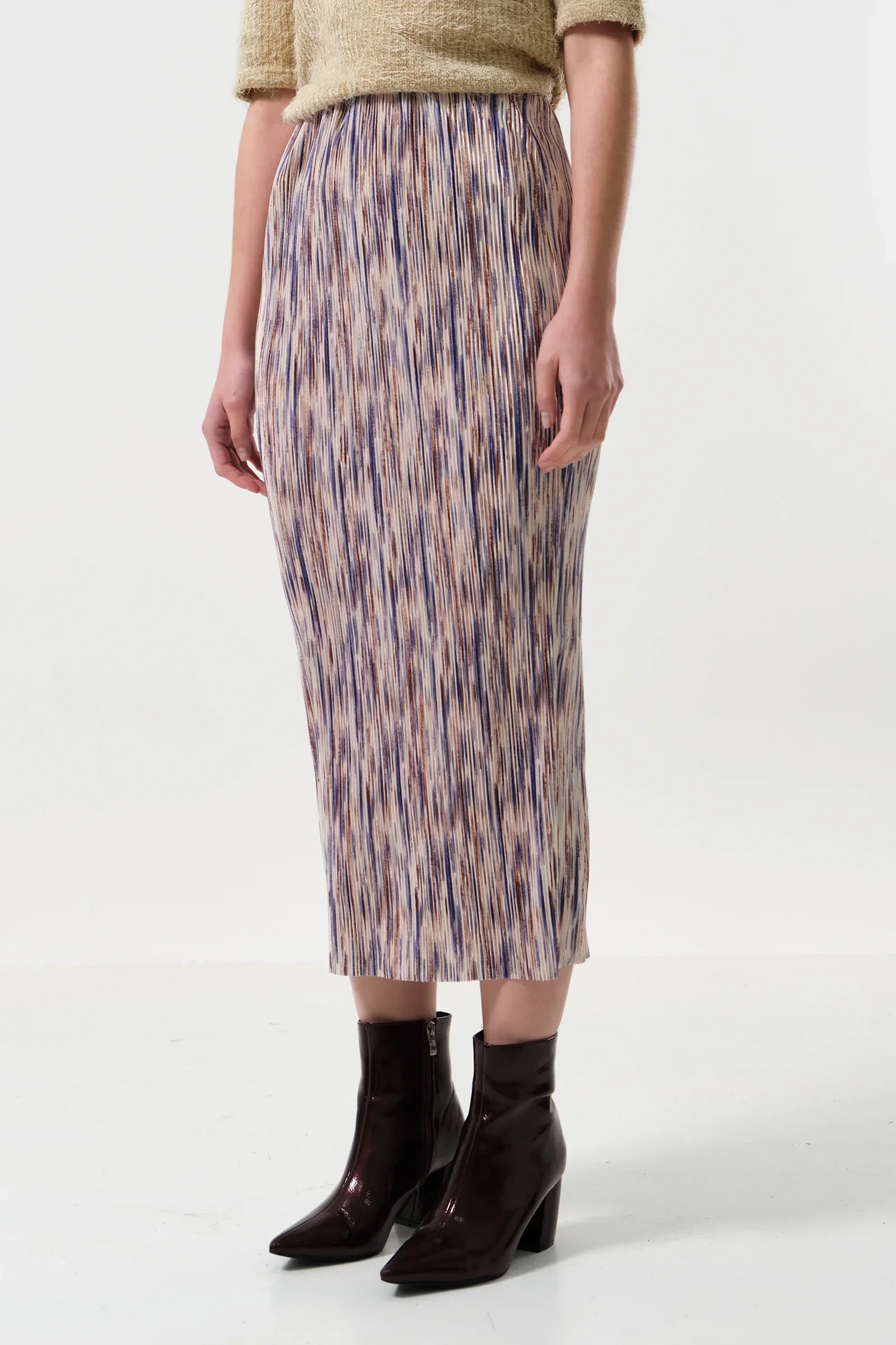 Maylis Line Print Pleat Mid Skirt - Image 3