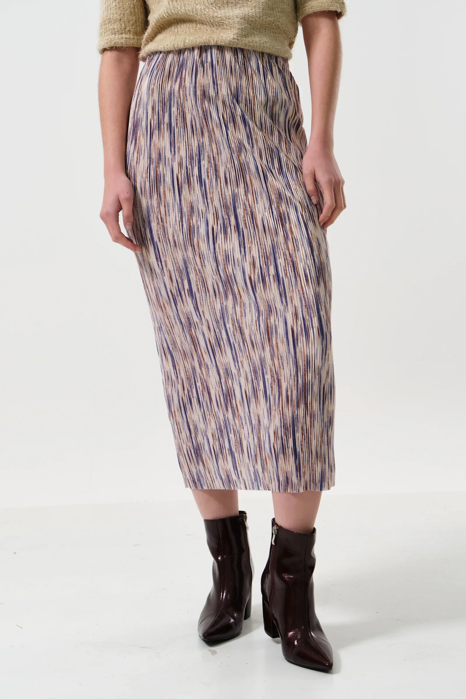 Maylis Line Print Pleat Mid Skirt - Image 4