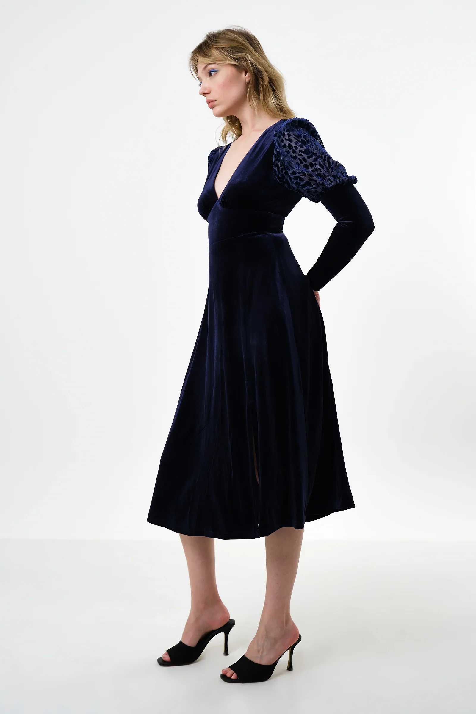 Moa Velvet V-Neck Midi Dress - Navy - Image 4