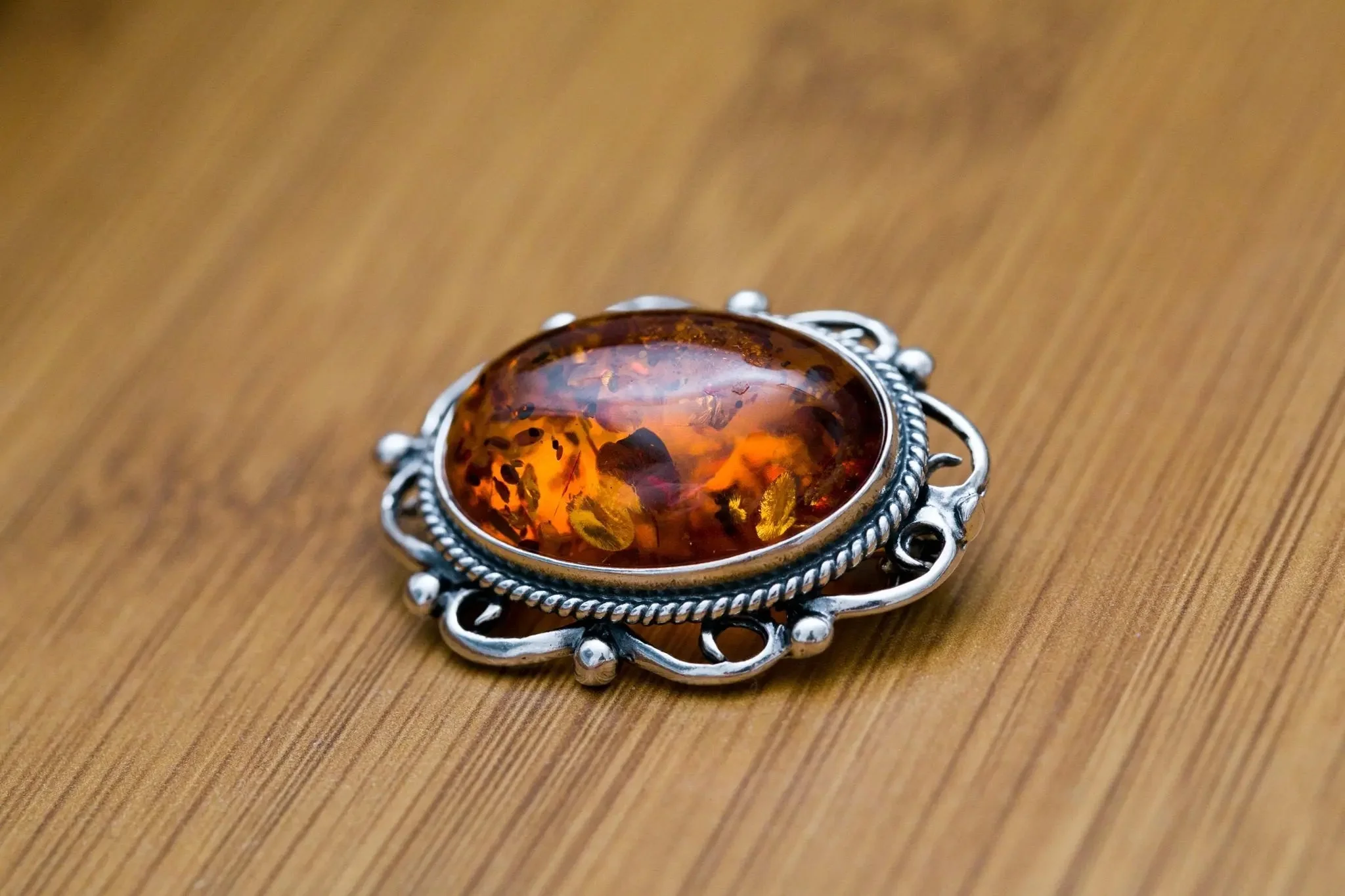 Oval Classic Framed Amber Brooch - Image 5