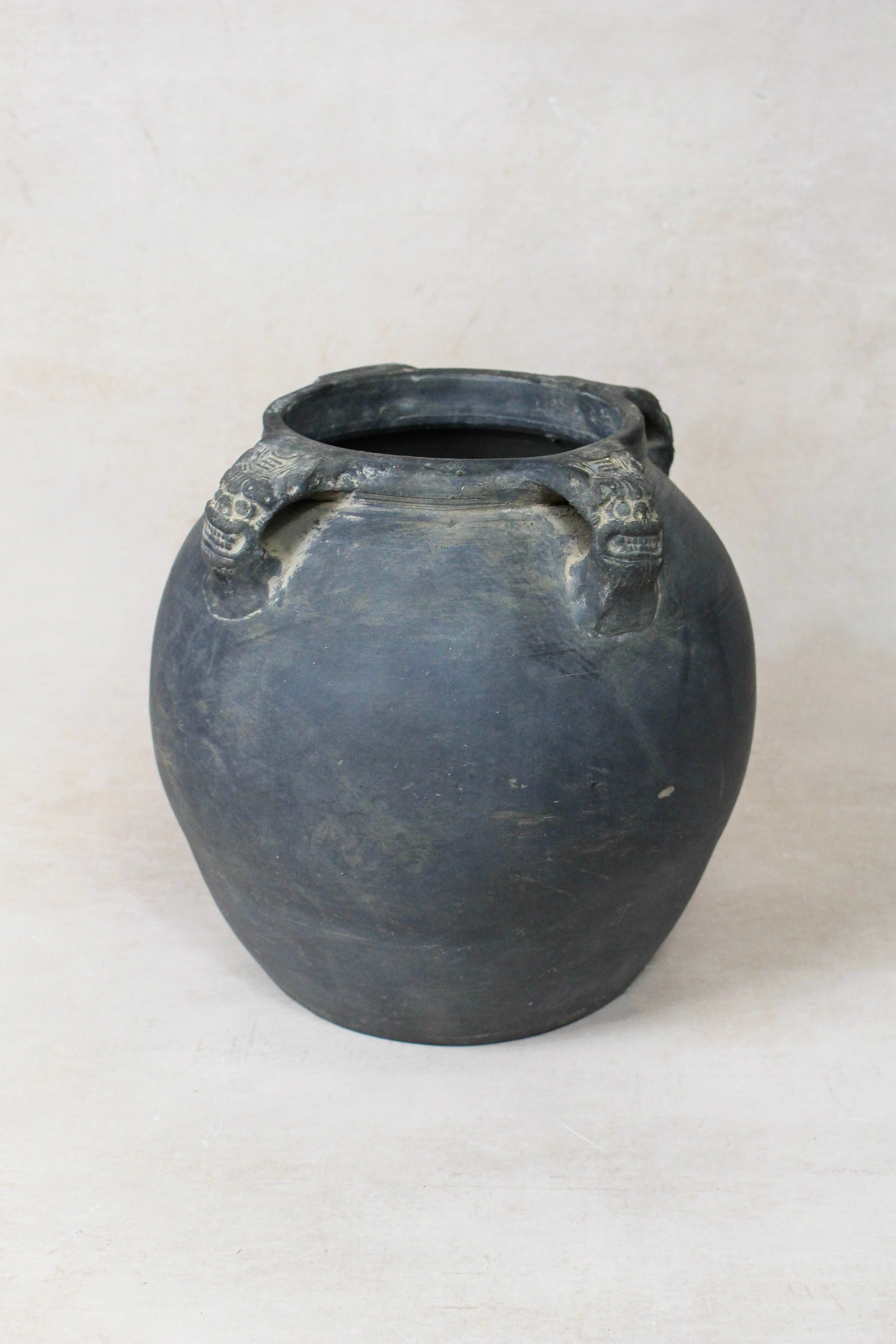 Vintage Lion Ears Dark Pot - DE.21