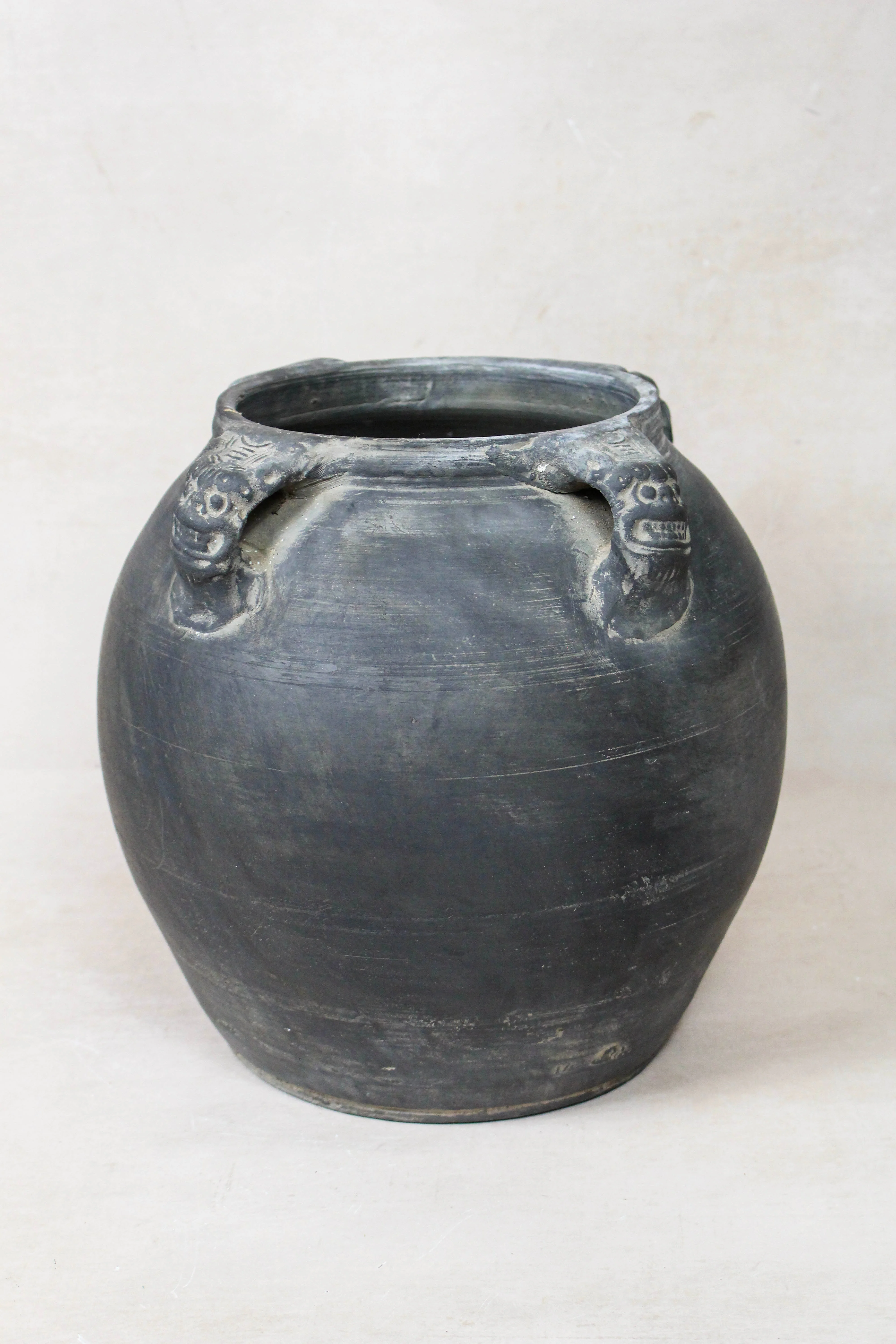Vintage Lion Ears Dark Pot - DE.24
