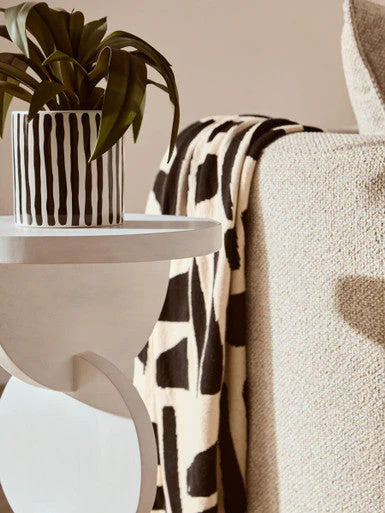 White Finish Mango Wood Abstract Side Table with Sculpted Geometric Base, Walsa - Image 4